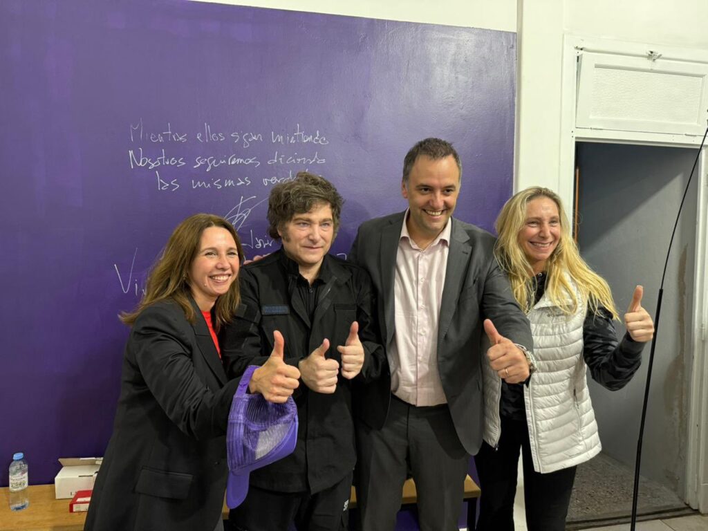 La legisladora porteña, Pilar Ramirez celebró la candidatura de Manuel Adorni y compartió en sus redes sociales, una postal junto a Javier y Karina Milei.