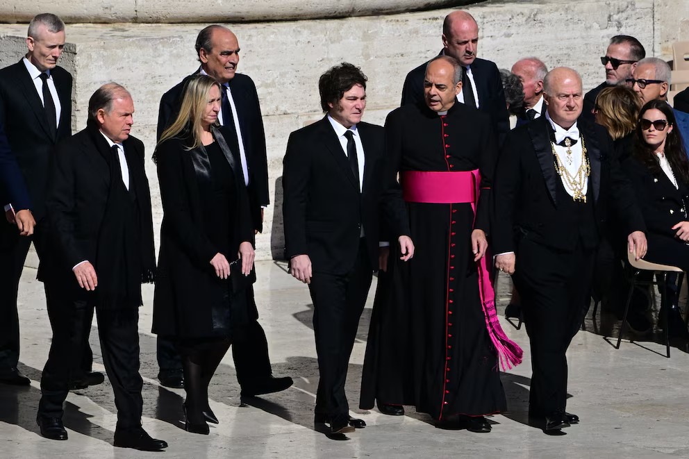 Milei debe definir quiénes integrarán la comitiva que lo acompañará al Vaticano, ya que dispone de apenas cuatro lugares.