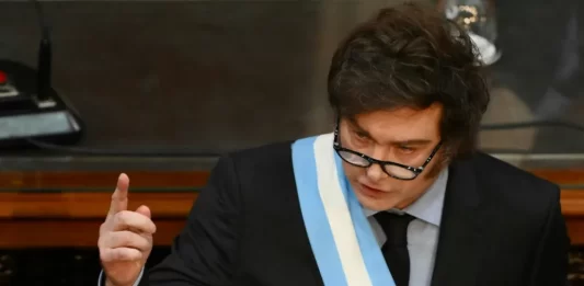 El presidente Javier Milei volvió este martes a tirar con munición pesada al fundador del PRO, Mauricio Macri, al que tildó de ladrón.