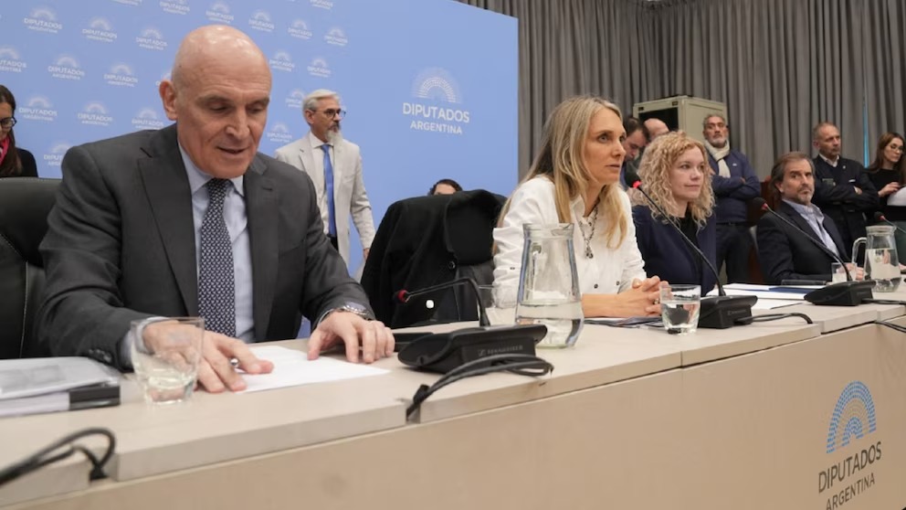 José Luis Espert y Gabriela Brouwer de Koning en un plenario de las comisiones de Presupuesto y Previsión Social.