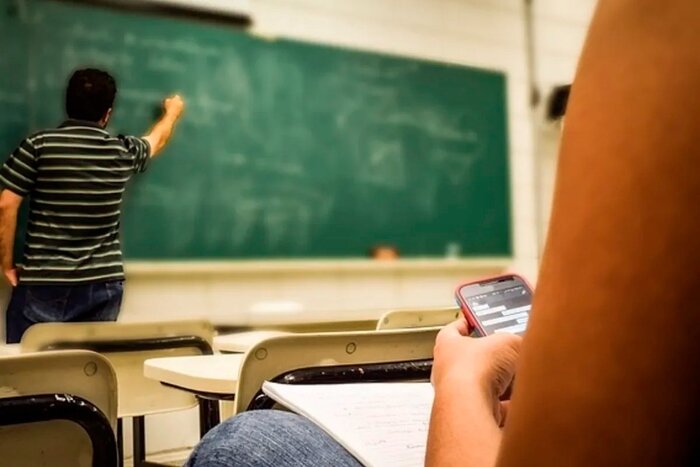 Desde la asociación que nuclea a los colegios privados, sostienen que el uso de celulares en clase, afecta de lleno la atención de los estudiantes y evalúan medidas para controlar su impacto en la educación.