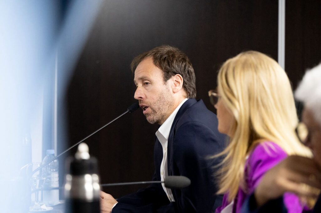 El ministro López bajó a la Legislatura bonaerense para defender el endeudamiento de Kicillof.