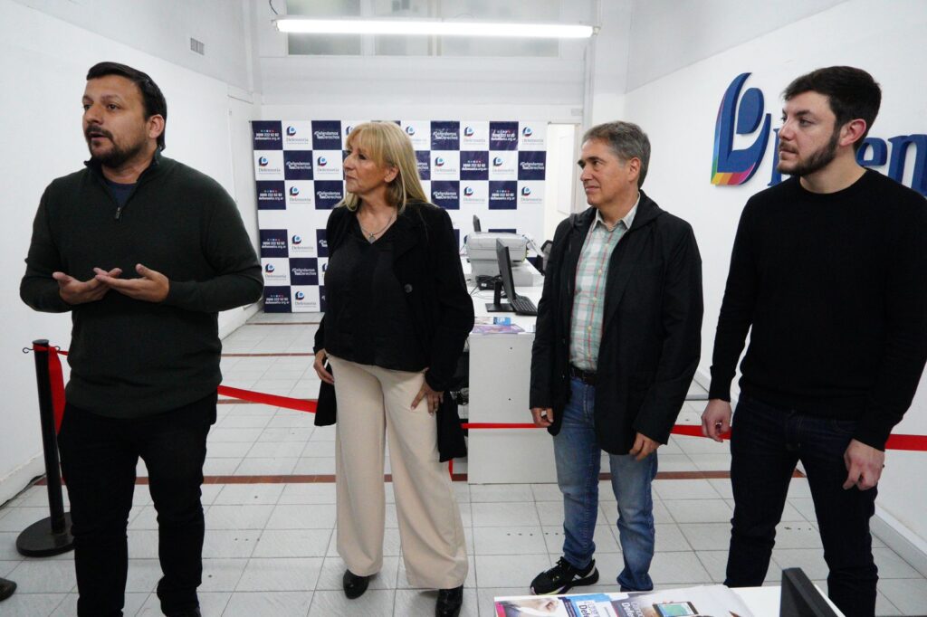 Lorenzino junto al senador González Santalla en la inauguración de una sede de la Defensoría del Pueblo en Avellaneda. 