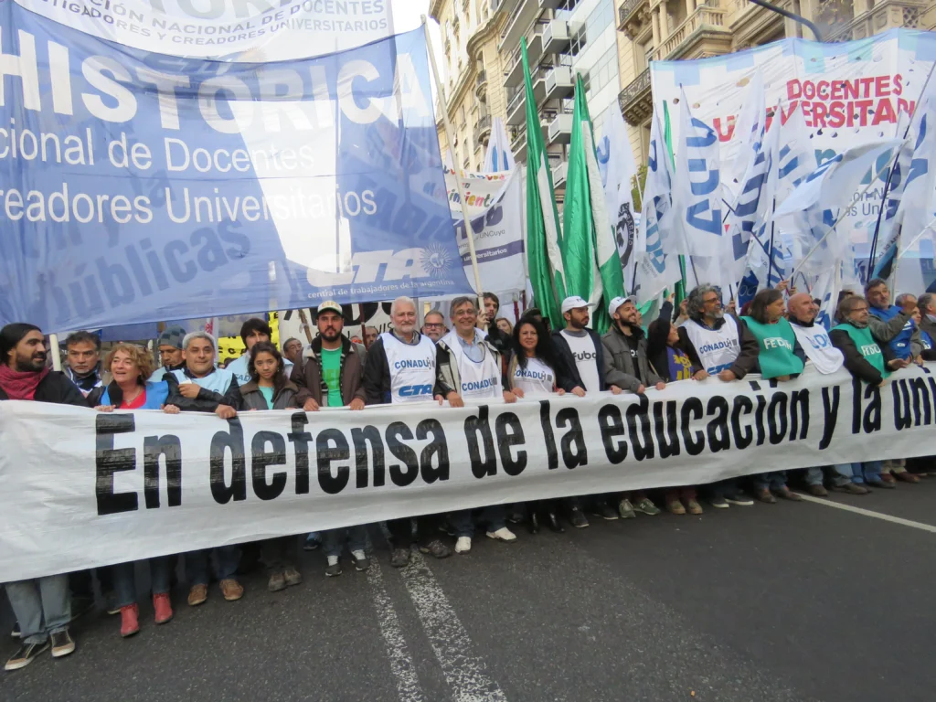Los docentes universitarios le exigen al Gobierno nacional la reapertura urgente de las paritarias y anunciaron un paro de 48 horas para presionar.
