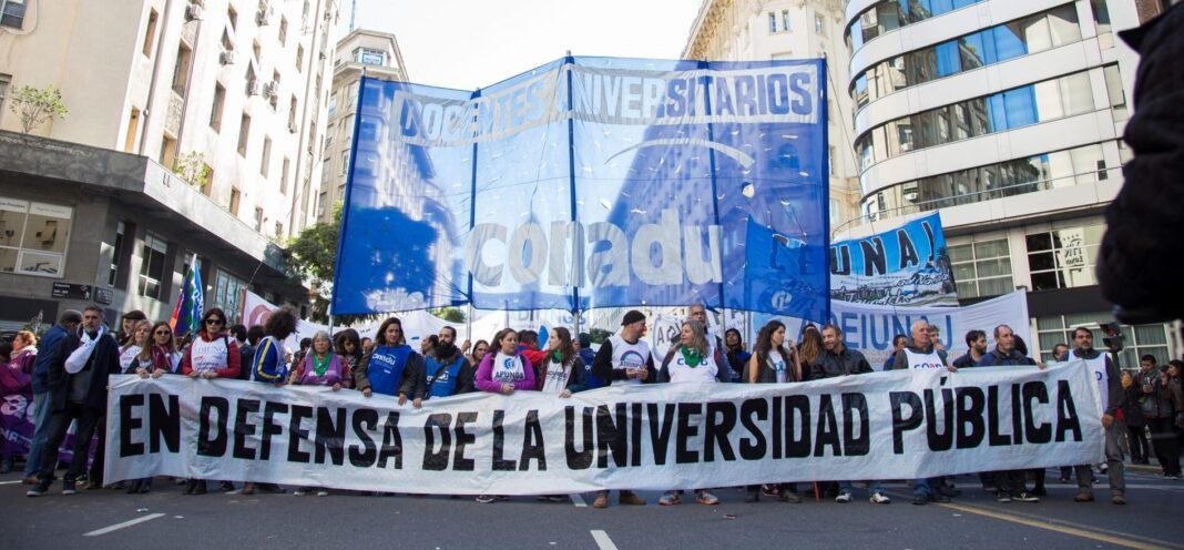 Docentes universitarios nucleados en la CONADU consolidaron un nuevo plan de lucha con jornadas de protesta y una nueva marcha al Congreso.