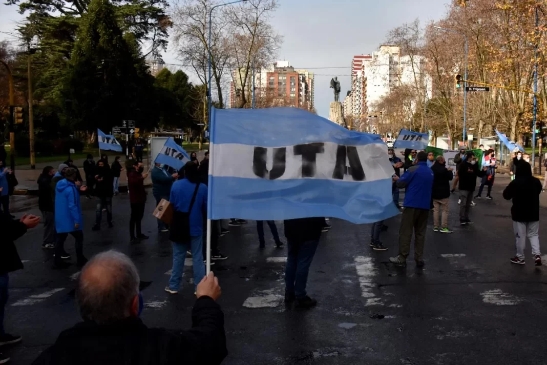 Un grupo de choferes de colectivos nucleados en la UTA iniciaron una nueva protesta en Puente Pueyrredón en repudio al último acuerdo salarial.