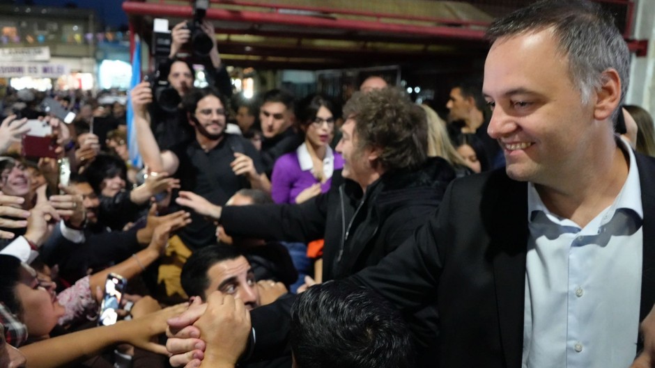 Milei mantuvo una reunión con Manuel Adorni y Santiago Caputo previo a las elecciones porteñas.