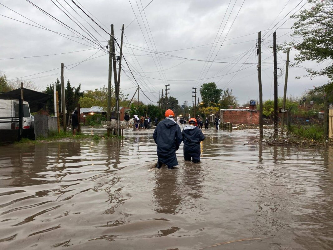 El Servicio Meteorológico Nacional decretó la alerta roja y naranja en varios municipios del AMBA para la jornada de este sábado. Enterate todos los detalles del temporal.