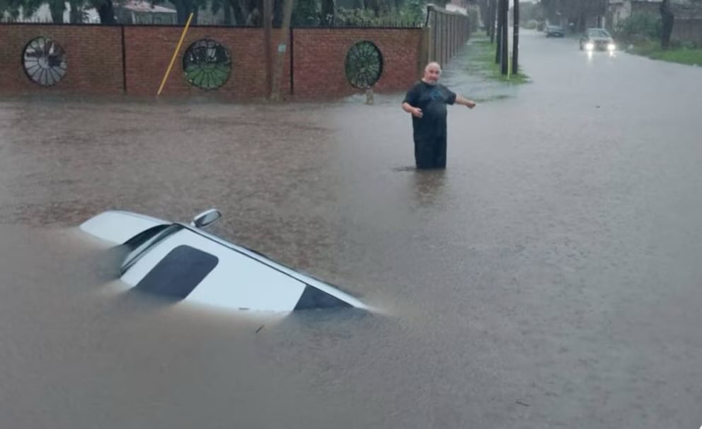 La caída de más de 200 mm de precipitaciones provocaron graves inundaciones en municipios del noreste bonaerense.