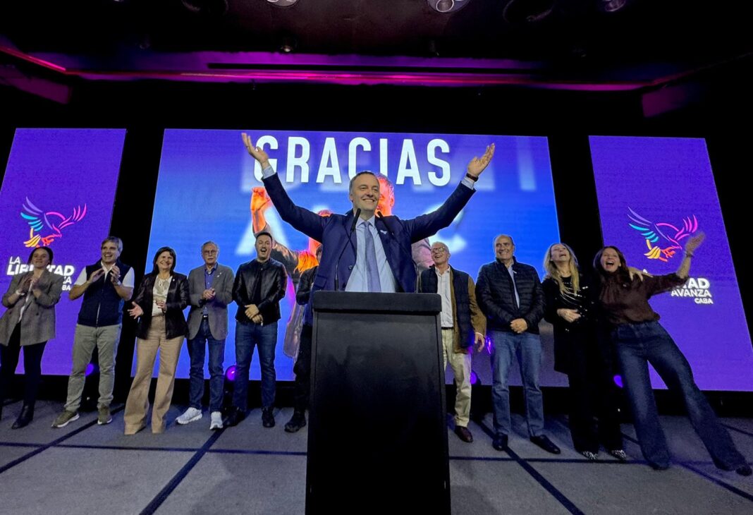La lista de LLA de Manuel Adorni triunfó en las elecciones CABA, seguido de Leandro Santoro. El PRO quedó tercero con un magro 15%.