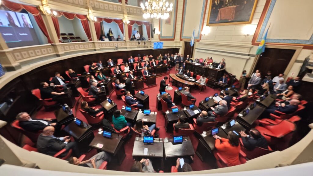 El Senado bonaerense llamó a una sesión especia para tratar el proyecto de reelecciones indefinidas de legisladores.