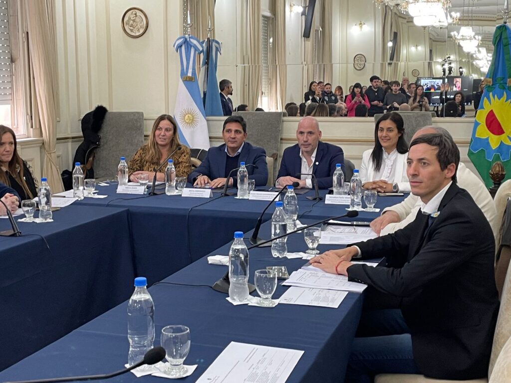 Los senadores escucharon las palabras del ministro de Transporte, Martín Marinucci.