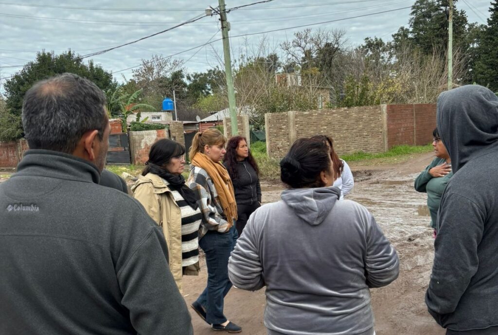 La diputada de la Coalición Cívica, Romina Braga, recorrió Merlo y denunció el impacto del temporal.