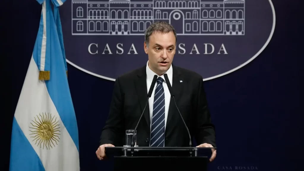 El vocero presidencial, Manuel Adorni, fue el encargado de presentar la nueva resolución del Gobierno. 
