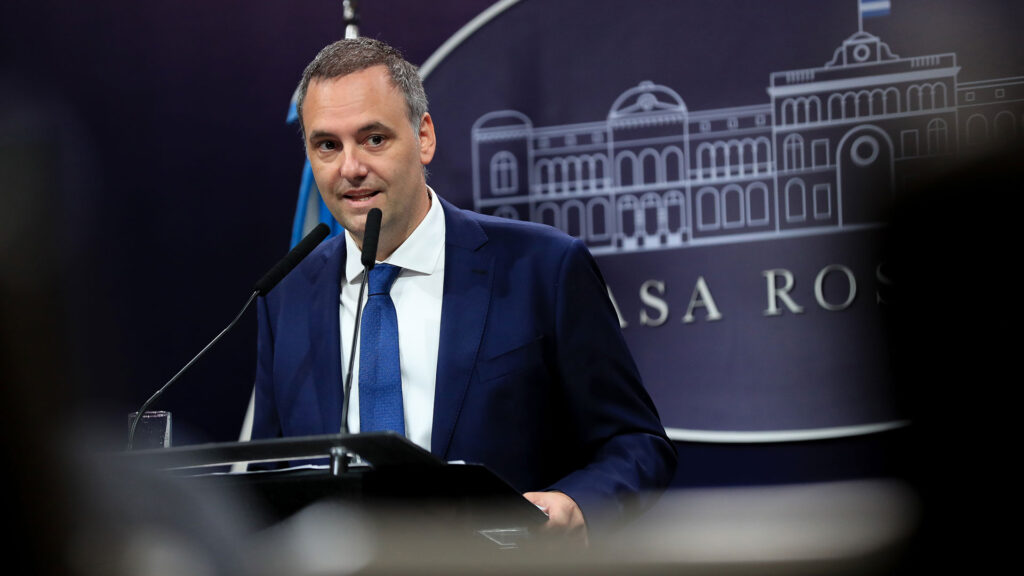 Adorni sugirió a Javier Lanari como su posible reemplazo en la Vocería Presidencial.