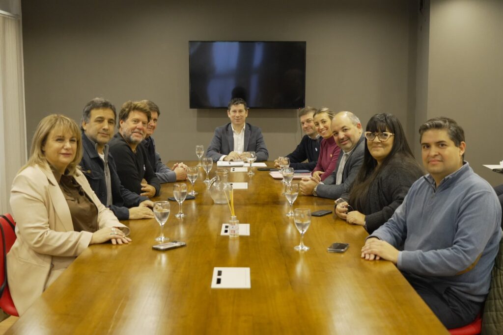 Domenichini a la cabeza de la Convención de Contingencia, mediante la cual compartirá el liderazgo del radicalismo bonaerense con Miguel Fernández.