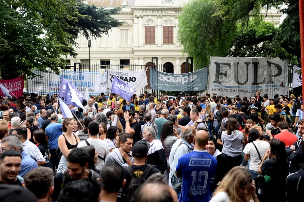 Docentes universitarios definieron un nuevo paro de 48 horas y acordaron fecha para realizar una nueva Marcha Federal Universitaria. Qué días no habrá clases en la UNLP.