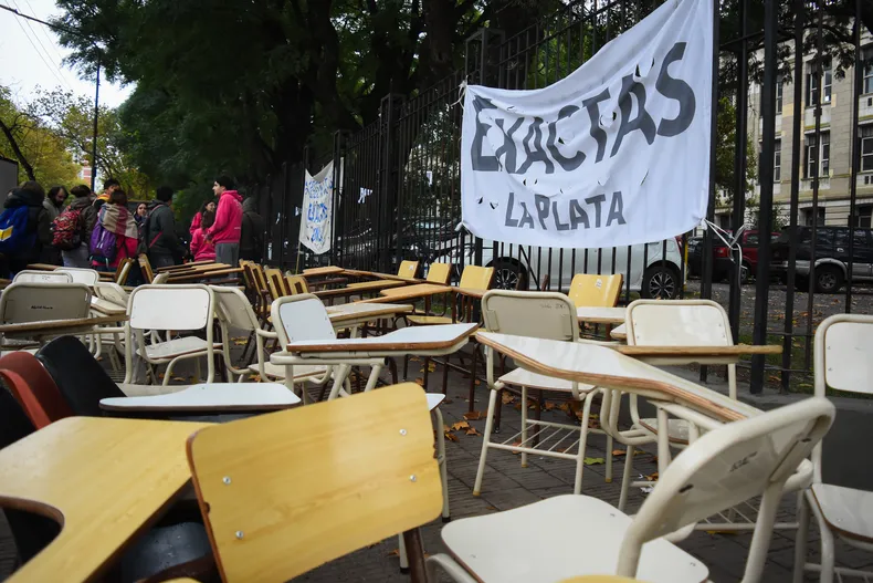 Este viernes, docentes y nodocentes universitarios llevarán adelante un paro total sin concurrencia por lo que no habrá actividad en las dependencias de la UNLP.