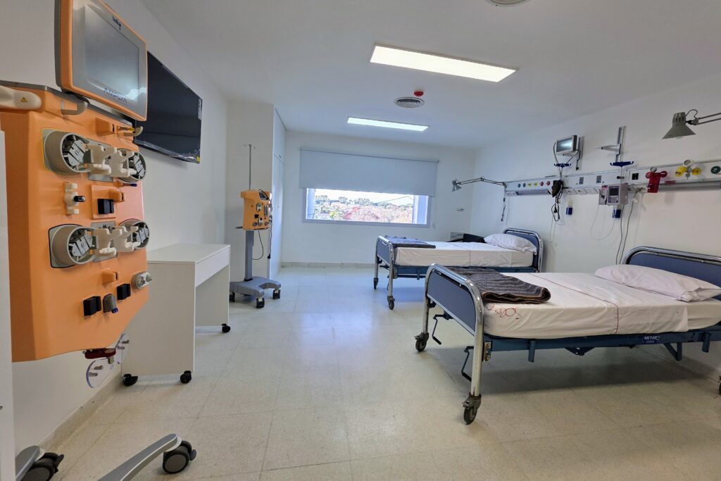 Kicillof y Alak detallaron las nuevas obras en el Hospital de Niños, con nuevas camas para la sala de internación.