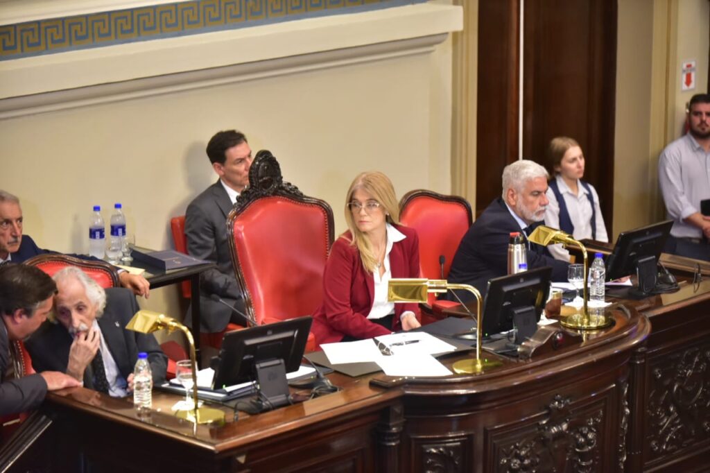 La titular del Senado bonaerense, Verónica Magario, cedió ante la oposición y convocó a una sesión ordinaria.