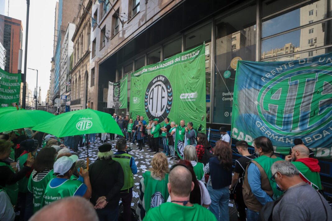 Desde el gremio de ATE presentaron una medida cautelar para que se declare inconstitucional el DNU de Milei que restringe el derecho a huelga.