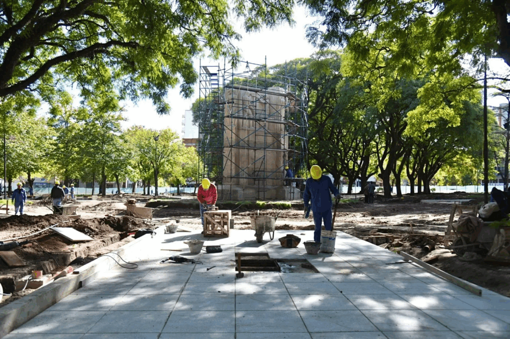 Santiago Motorizado celebra la inauguración de la renovada Plaza Rocha con un show gratuito en la ciudad de La Plata.