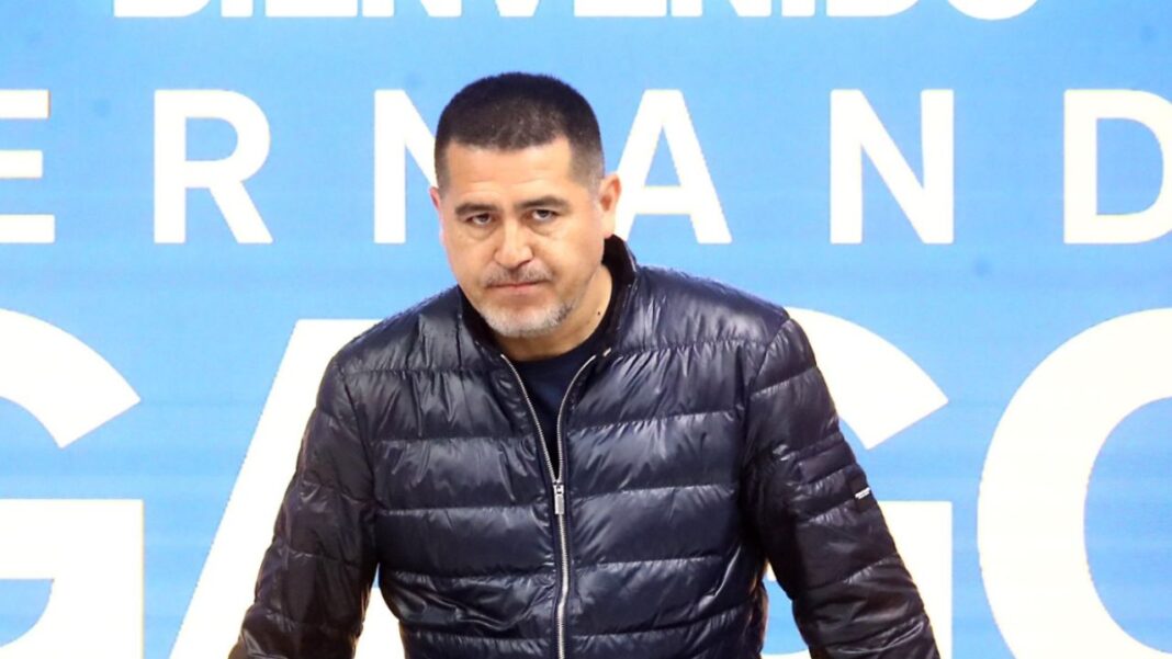 Diputados bonaerenses quieren reconocer la trayectoria de Juan Román Riquelme. Pero desde el Senado, su archienemigo Christian Gribaudo podría evitarlo.
