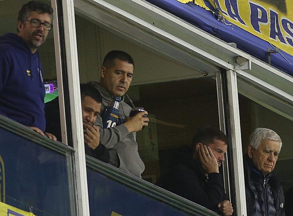 Mientras pasa sus horas más críticas en Boca, Riquelme podría ser reconocido por la Legislatura bonaerense.
