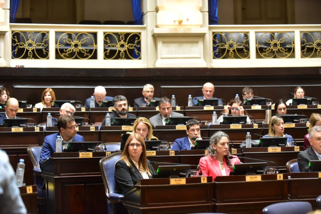 Diputados bonaerenses de Unión por la Patria y del radicalismo elevaron proyectos de rechazo contra el DNU de Milei que limita el derecho a huelga.