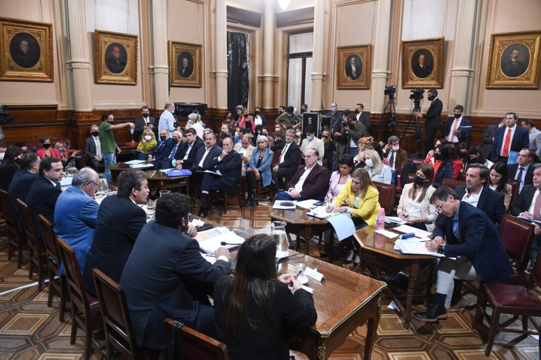 El Senado nacional trata en comisiones una serie de proyectos destinados a ampliar a siete miembros los integrantes de la Corte Suprema.