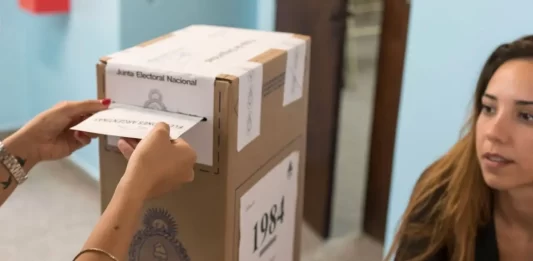 El gobernador bonaerense, Axel Kicillof, firmó el decreto que conformó el Comando Electoral, encargado de custodiar las elecciones 2025 del próximo 7 de septiembre.