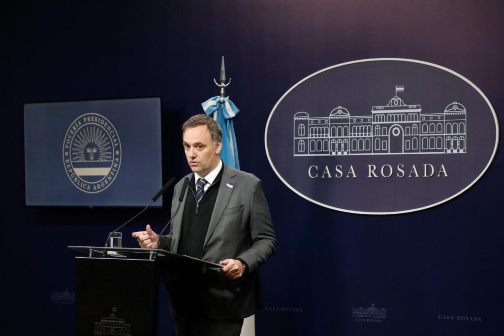 El vocero presidencial, Manuel Adorni, anunció nuevas políticas de ajuste del Gobierno nacional. 
