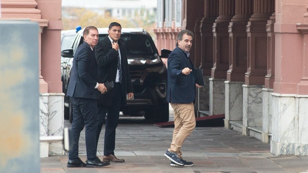 Los dirigentes del PRO bonaerense, Cristian Ritondo y Diego Santilli, al ingresar a la reunión en Casa Rosada.