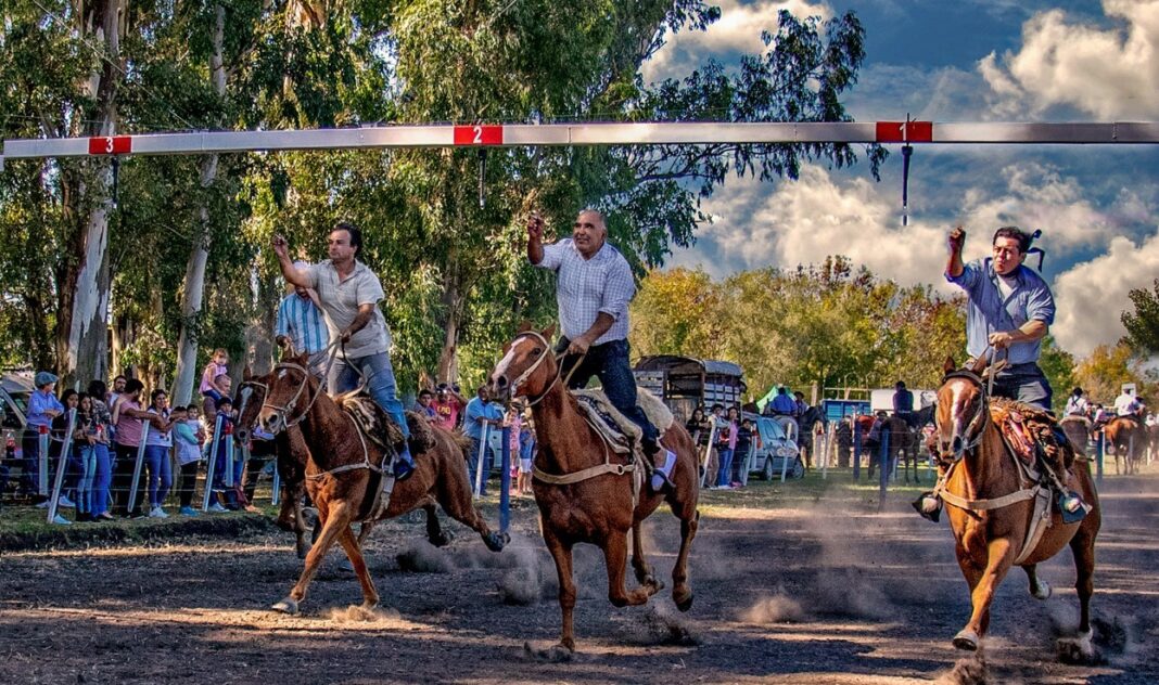 La diputada bonaerense Lucía Iañez ingresó un proyecto para declarar a Etcheverry como la capital provincial de la carrera de sortijas.