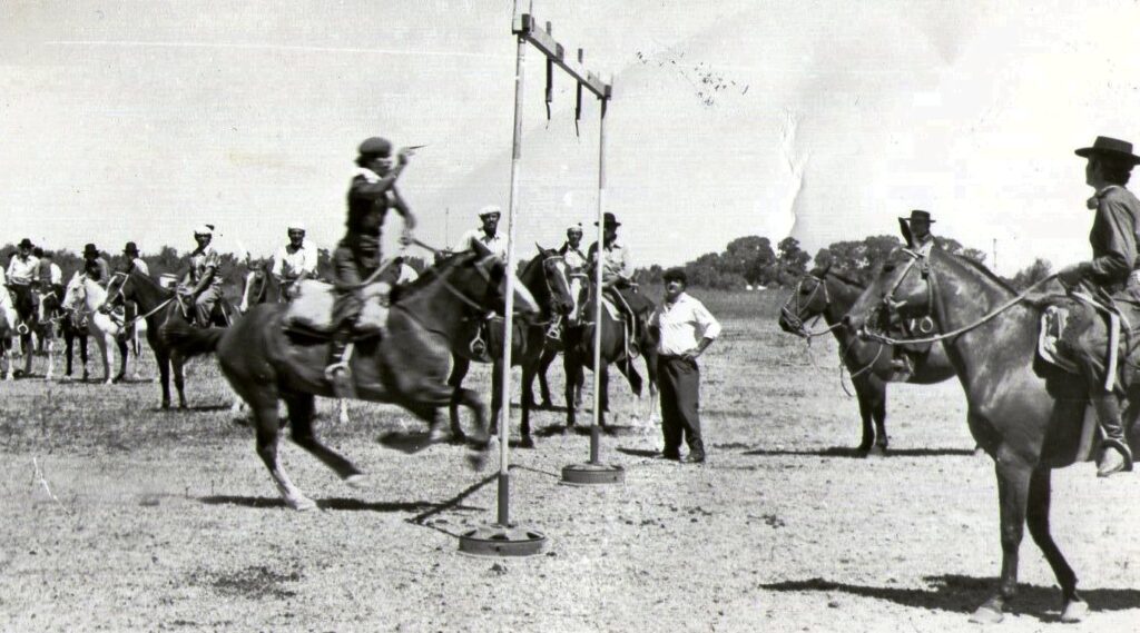 Las carreras de sortijas es una de las actividades gauchescas que siguen subsistiendo. Etcheverry podría ser la capital de esa disciplina.