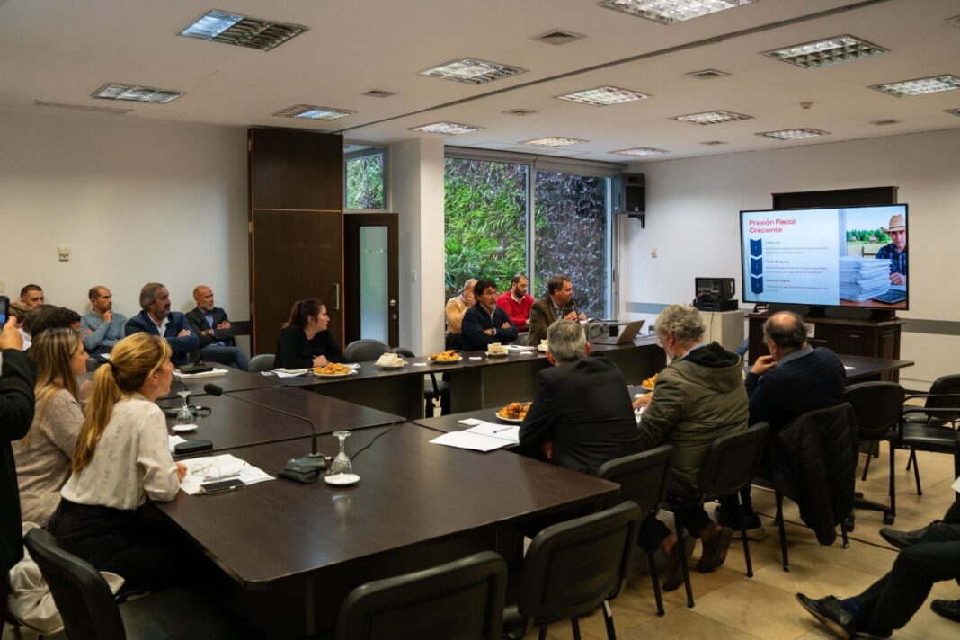 Con reclamos sobre el peso de las tasas municipales y el estado de los caminos rurales, representantes de CARBAP se reunieron con legisladores bonaerenses.