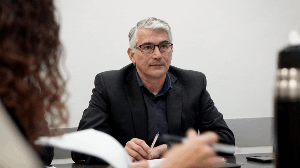 El diputado Carlos Puglelli pide que las empresas de telecomunicaciones remuevan el cableado en desuso de la calle.
