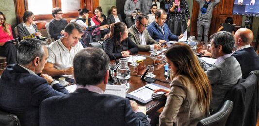 Ante la falta de acompañamiento opositor, la comisión de Presupuesto e Impuestos del Senado dejó en estudio el proyecto de endeudamiento de Kicillof.