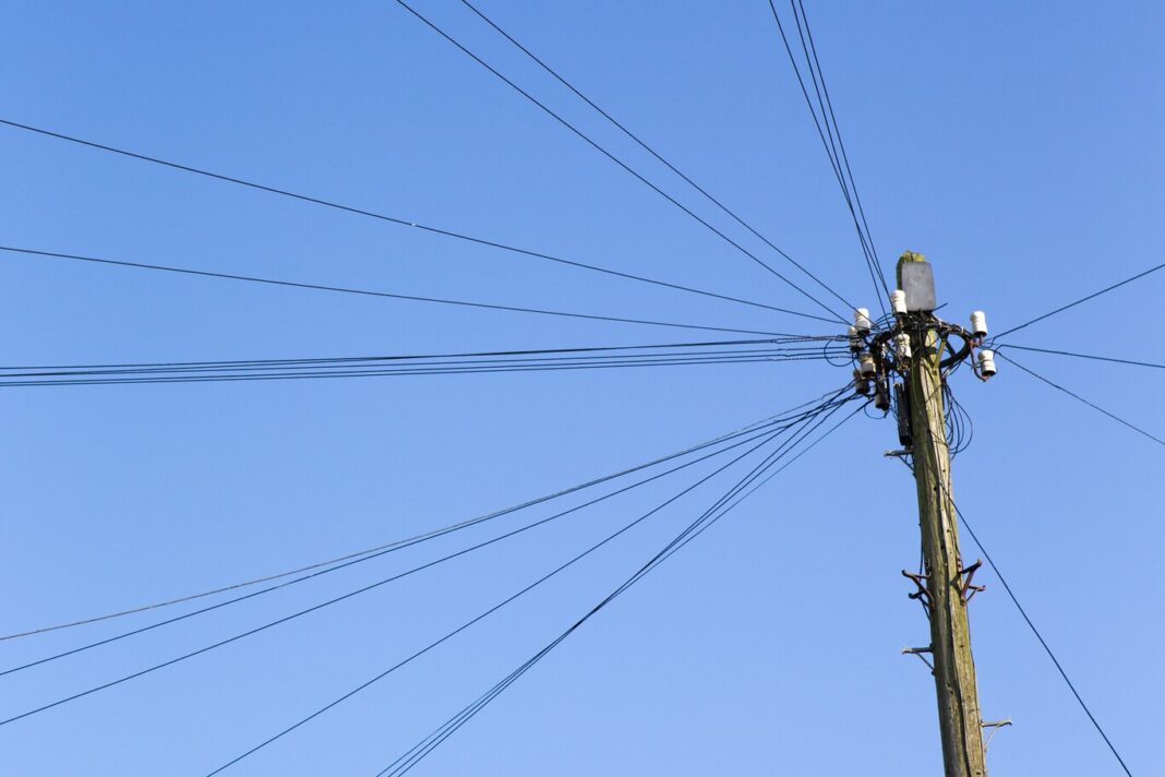 El diputado bonaerense, Carlos Puglelli, presentó un régimen para que las empresas de telecomunicaciones remuevan el cableado en desuso de la calle. Todos los detalles.