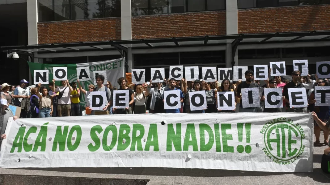 Científicos del CONICET encabezan este miércoles una caravana desde el Polo Científico para protestar contra la motosierra del Ejecutivo nacional, a cargo de Javier Milei.