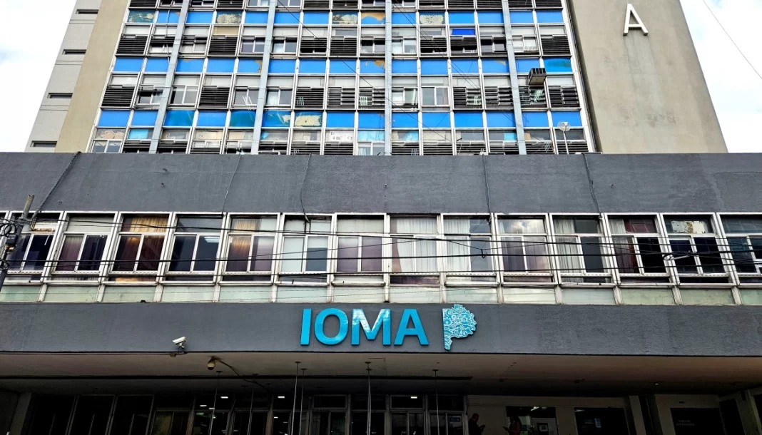 La legisladora bonaerense Natalia Dziakowsky expuso públicamente denuncias por maltrato en las delegaciones de IOMA en General Lavalle y Dolores.