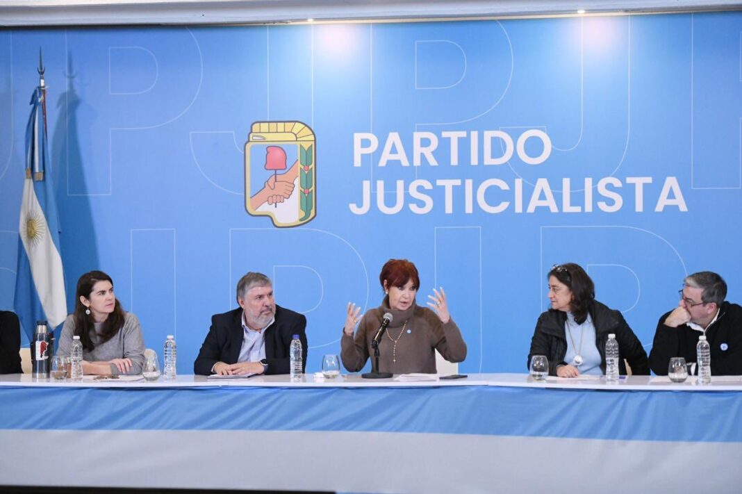 En el marco del Congreso del PJ, Cristina Kirchner mostró preocupación por la baja participación electoral y afirmó que el peronismo tiene que volver a enamorar.