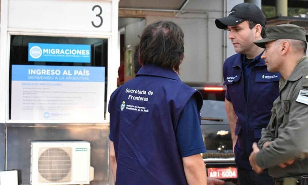 La reforma migratoria habilitó nuevas causales de expulsión: entrada por pasos no habilitados, evasión de controles e ingreso irregular con fines de lucro.