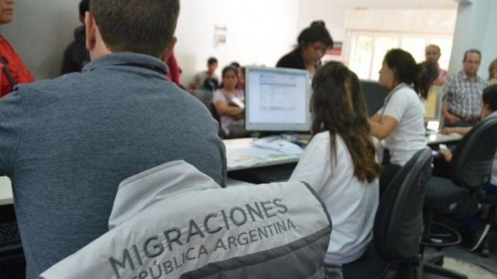 Reforma migratoria: los extranjeros que no cuenten con residencia, deberán presentar un seguro médico o abonar los costos de tratamientos y prestaciones básicas.