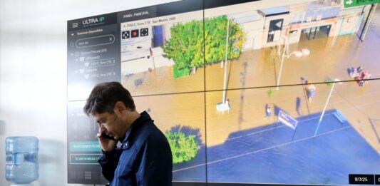 Axel Kicillof firmó un decreto para declarar la emergencia agropecuaria en 12 distritos bonaerenses afectados por las inundaciones en la provincia.