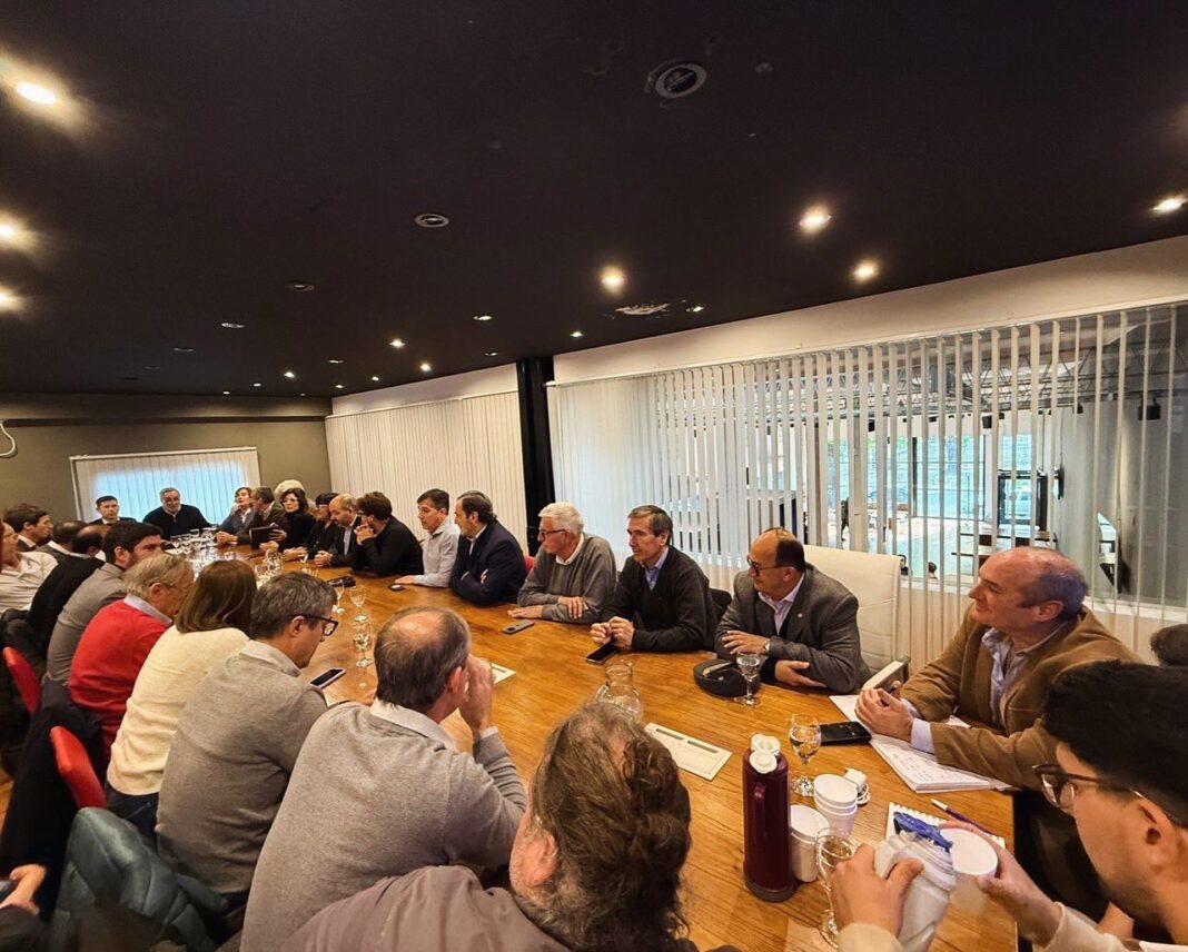 La UCR bonaerense reunió a intendentes del partido centenario para comenzar a delinear la estrategia electoral de cara a las legislativas de septiembre.