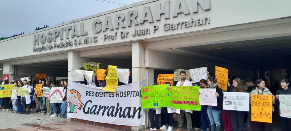 Cinco diputadas bonaerenses de distintos bloques se hicieron eco de las protestas de los médicos del Garrahan y exigieron medidas urgentes para paliar la crisis sanitaria.