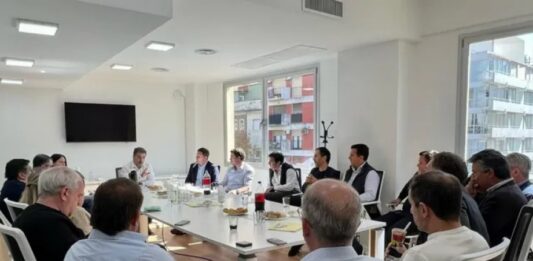 El titular del PRO bonaerense, Cristian Ritondo, reunió a los intendentes bonaerense del espacio para discutir la letra chica del acuerdo con LLA.