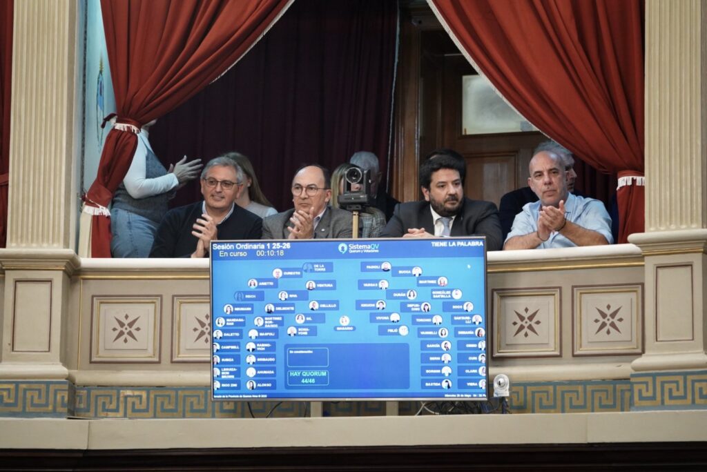 En la última sesion del Senado bonaerense, solo pudieron permanecer en los palcos funcionarios provinciales. 