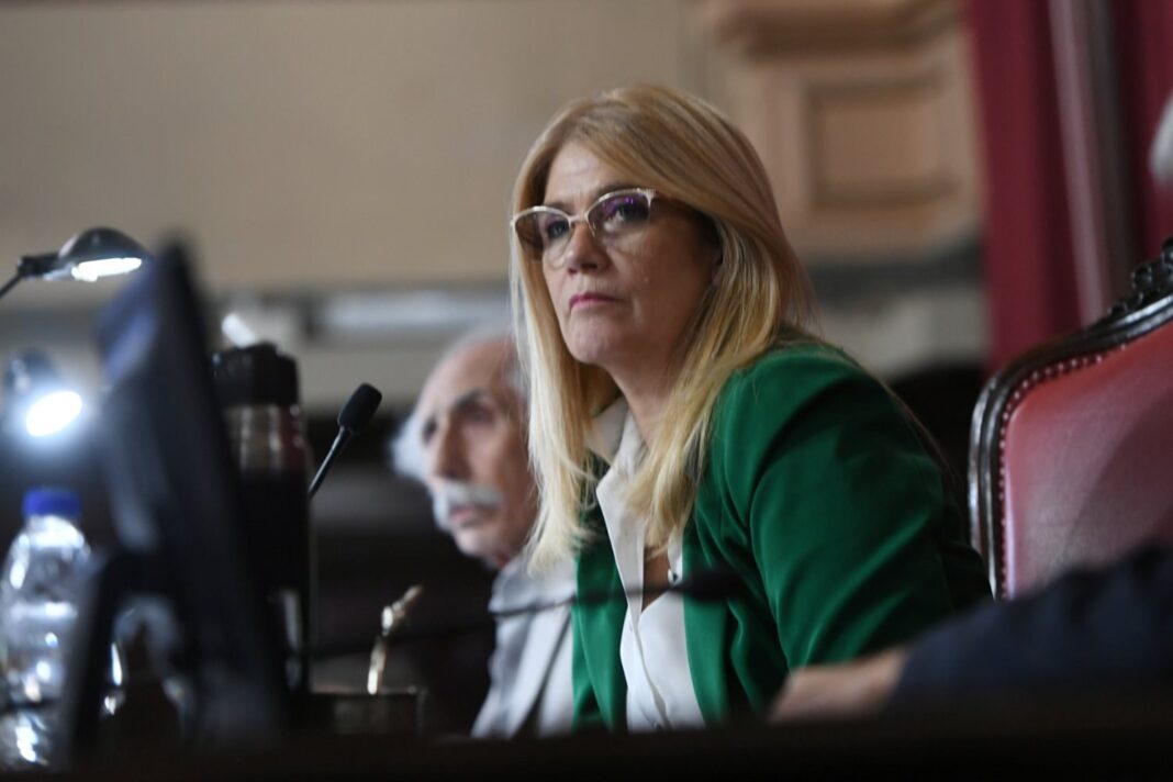 Con tufillo libertario y comunicados confusos, el Senado bonaerense, a cargo de Verónica Magario, confirmó que los periodistas no podrán seguir las sesiones desde los palcos.